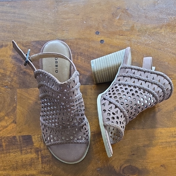 torrid Shoes - NWOT Torrid Tan Cutout Block Heel Sandals Size 7.5 Wide